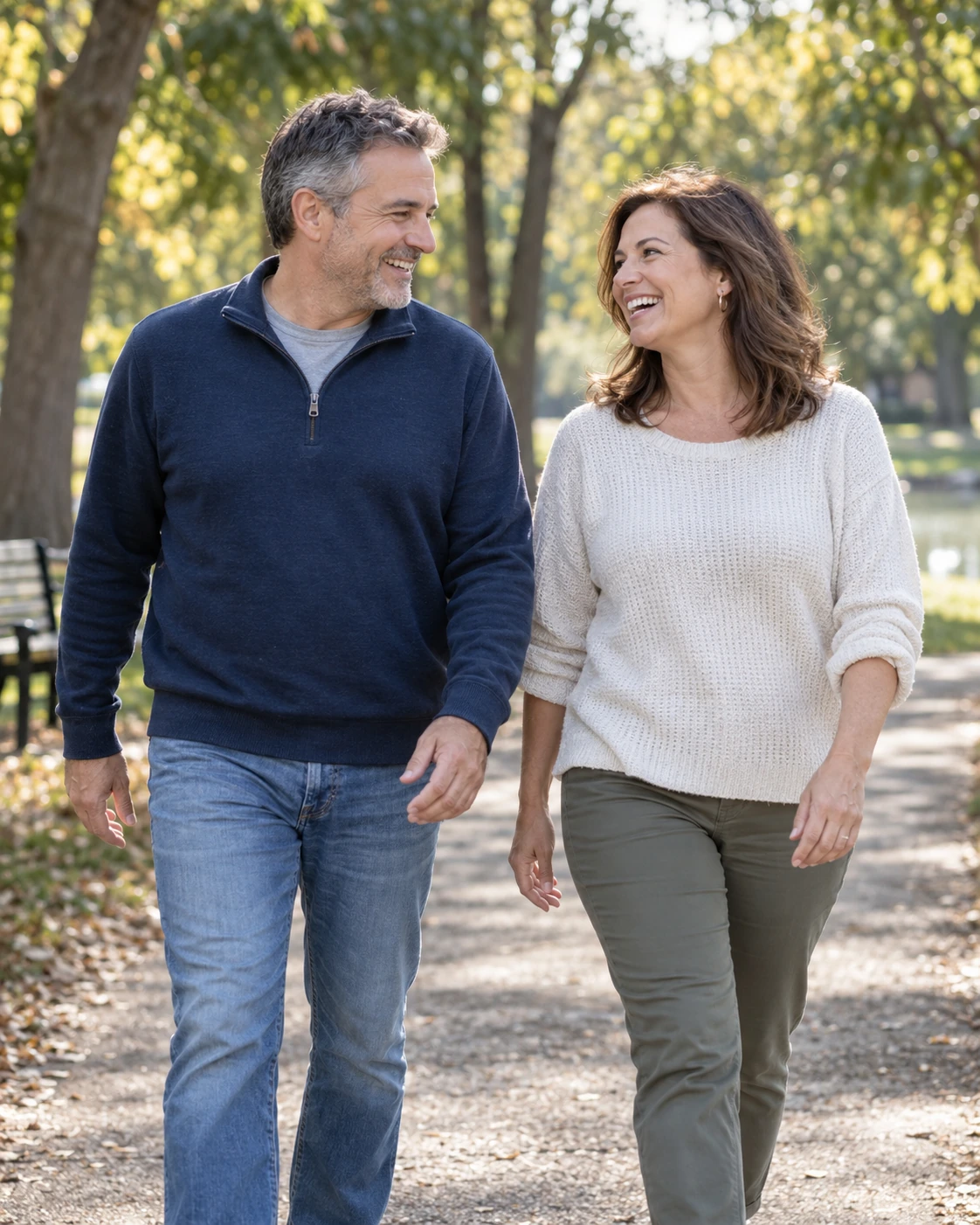 Pareja adulta disfrutando de un paseo al aire libre