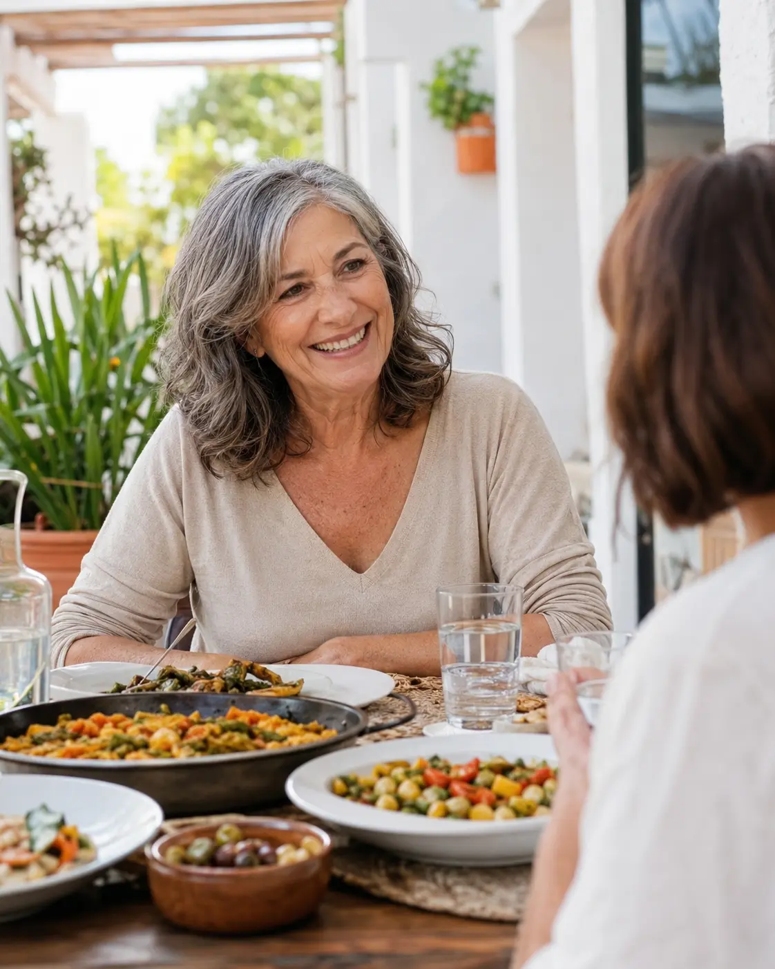 Mujer disfrutando de una comida variada en una terraza