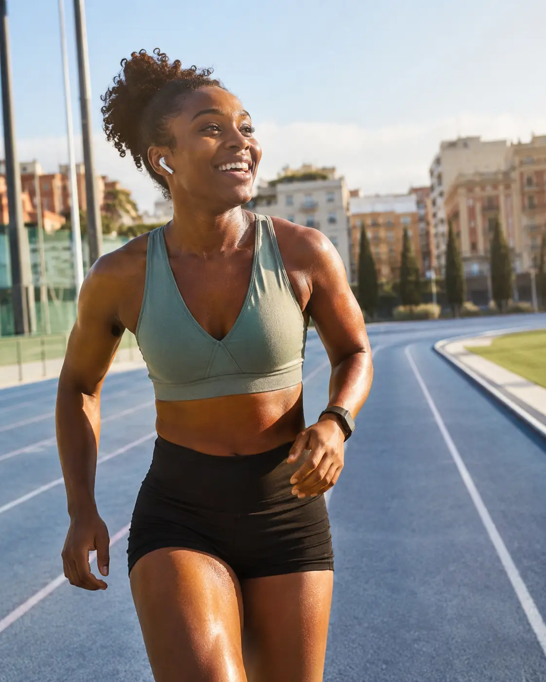 Mujer corriendo en una pista al aire libre